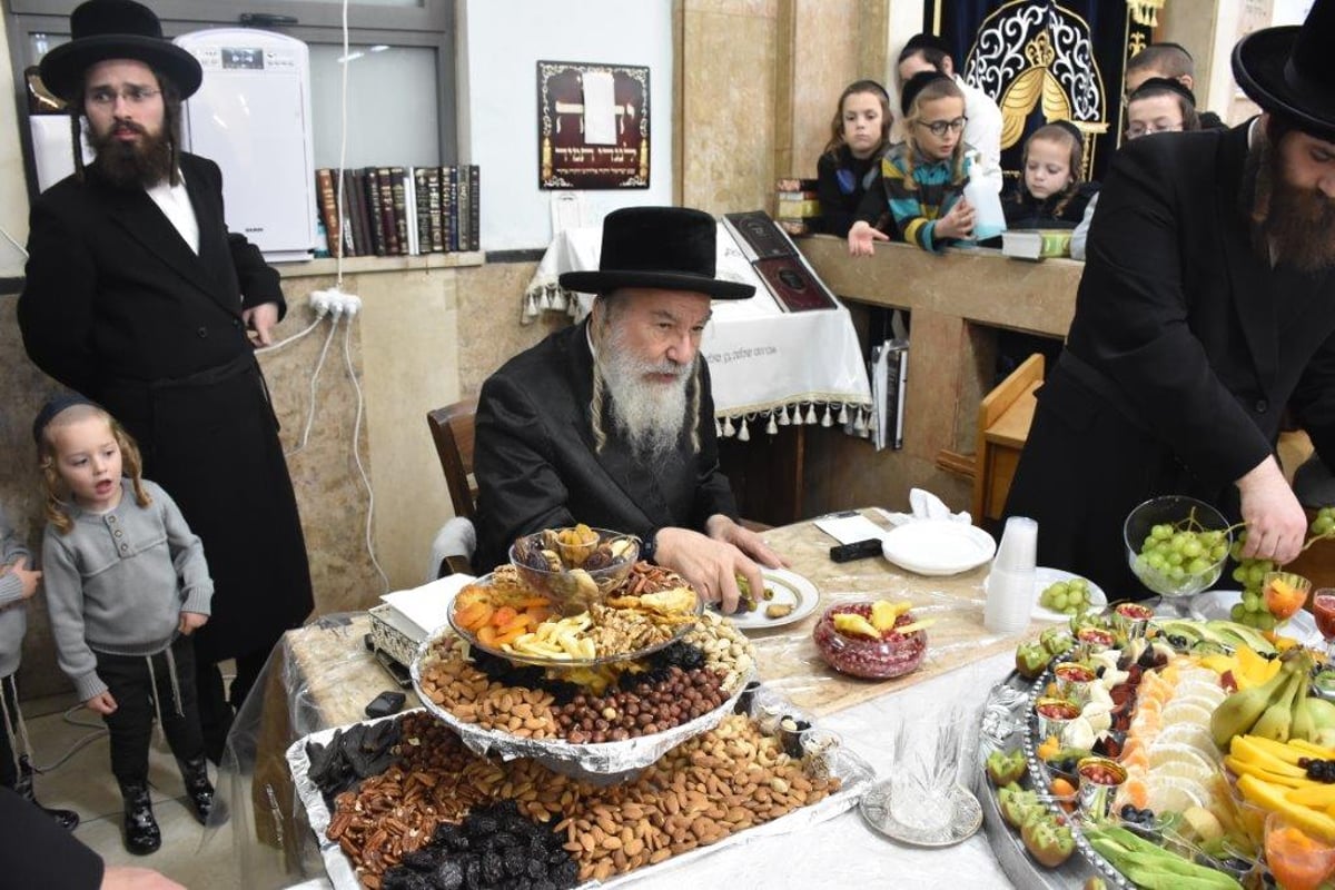 צפו בתיעוד: טיש ט"ו בשבט בחסידות אשלג