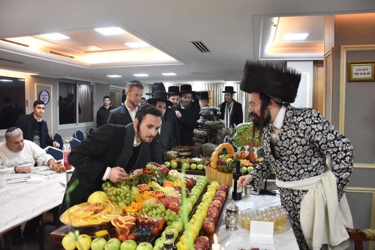 חלוקת תפוחים: ט"ו בשבט בחצר מעז'בוז