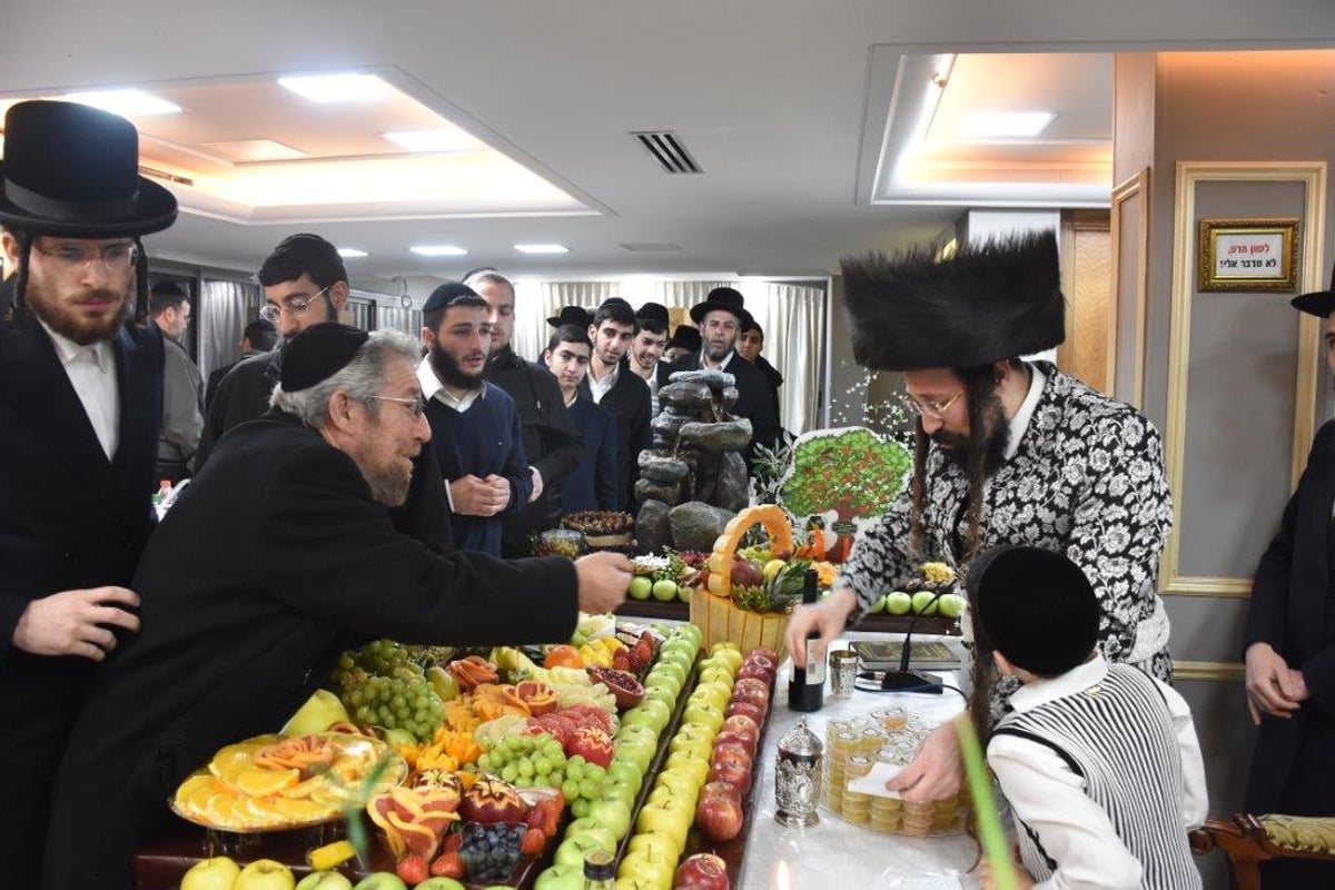 חלוקת תפוחים: ט"ו בשבט בחצר מעז'בוז