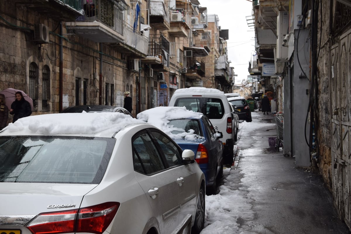 בובות השלג של 'מאה שערים'; תיעוד בלבן