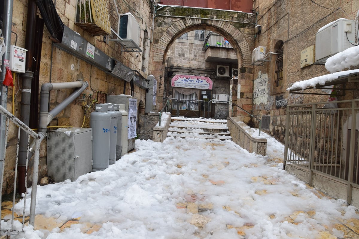 בובות השלג של 'מאה שערים'; תיעוד בלבן