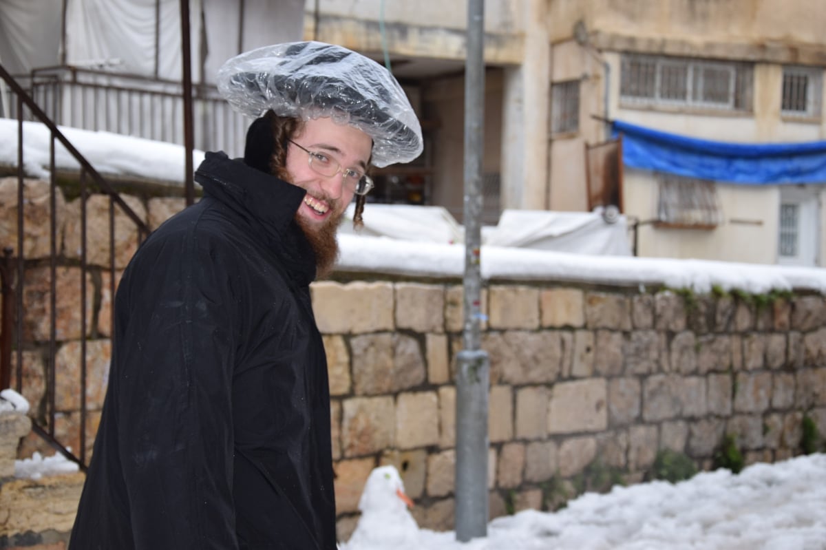 בובות השלג של 'מאה שערים'; תיעוד בלבן