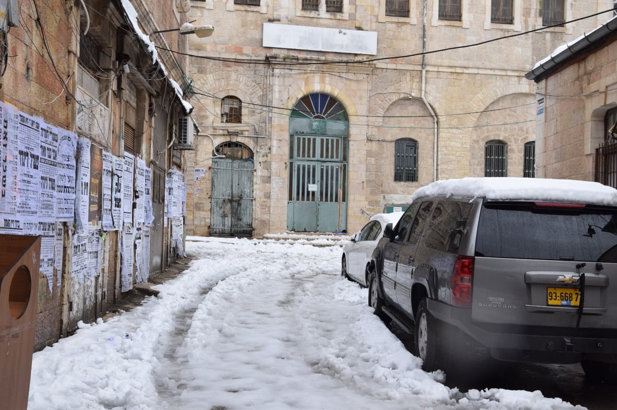 בובות השלג של 'מאה שערים'; תיעוד בלבן