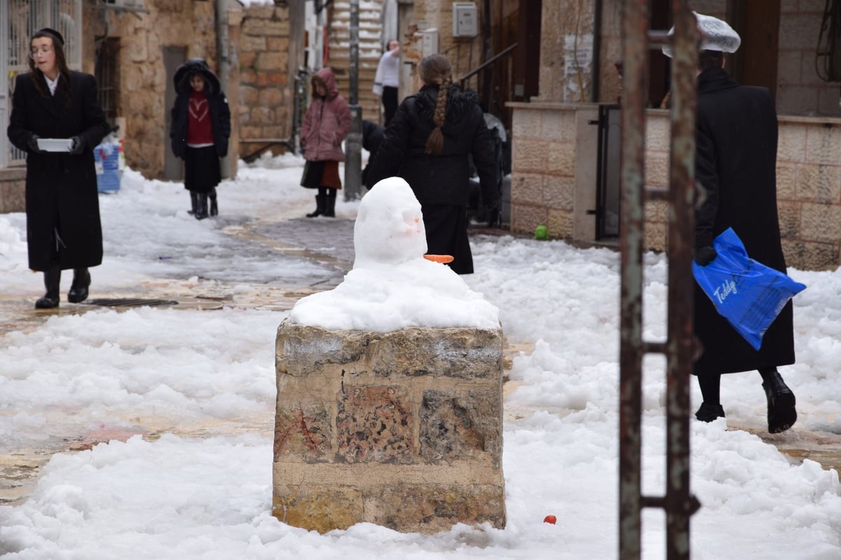 בובות השלג של 'מאה שערים'; תיעוד בלבן