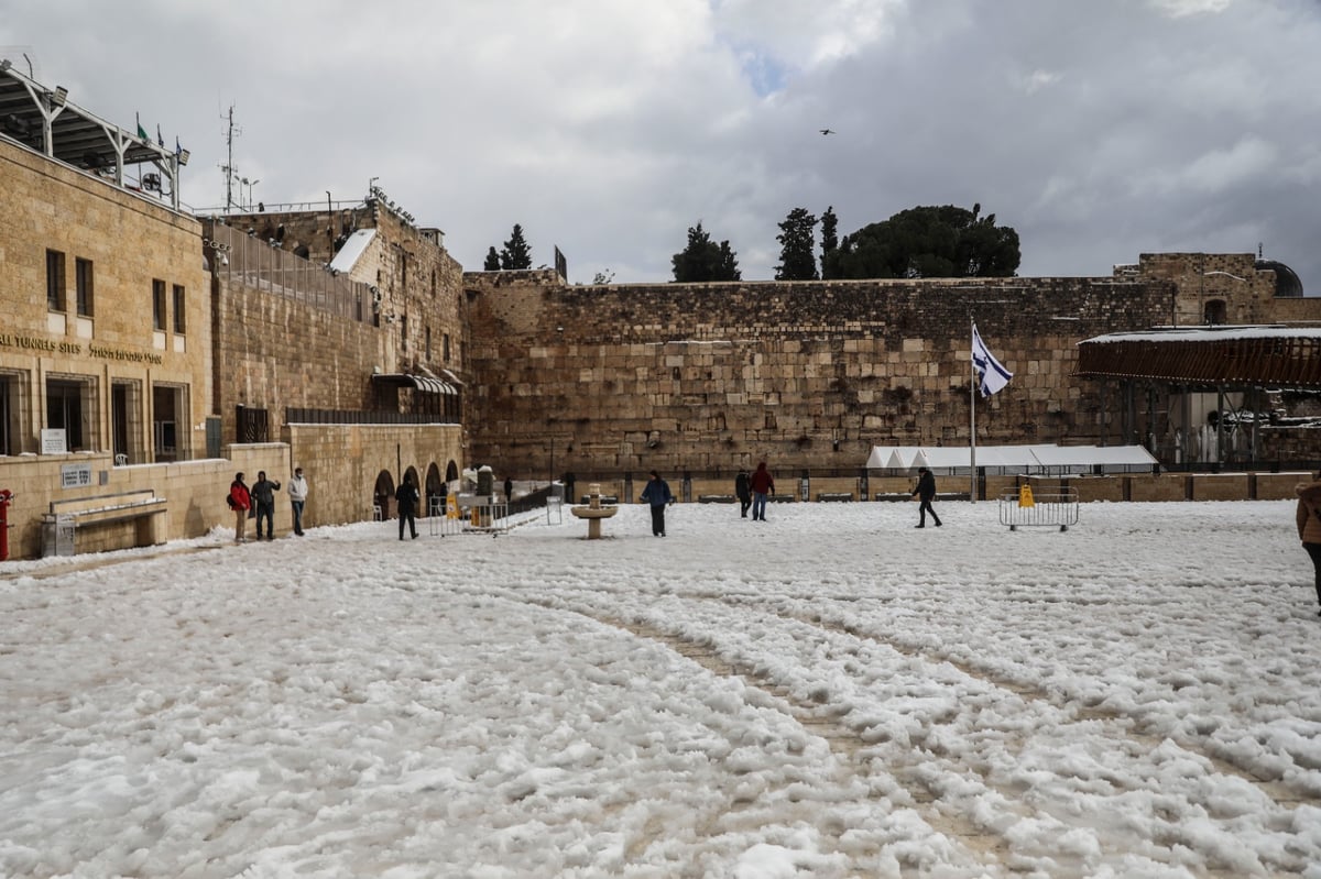 הכותל המערבי נצבע בלבן • גלריה מקיפה