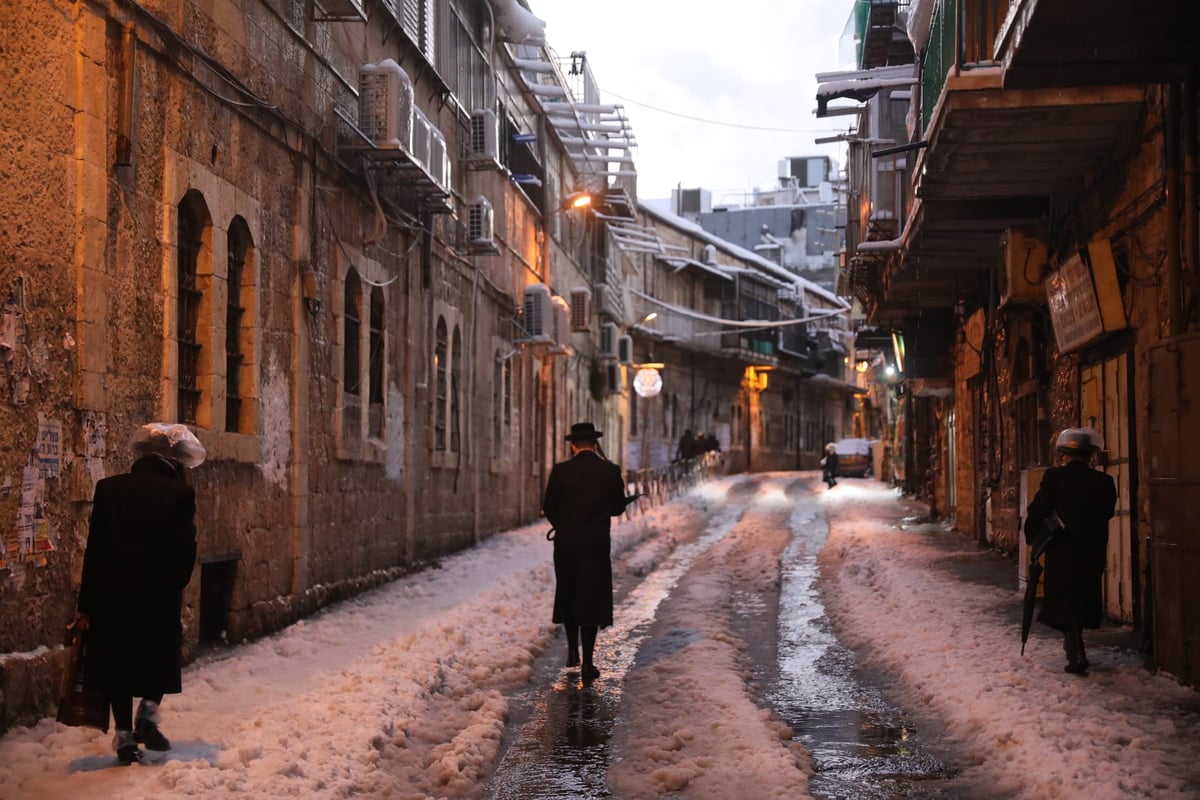 חגיגה ירושלמית • עיר הבירה נצבעה בלבן; הלימודים בוטלו