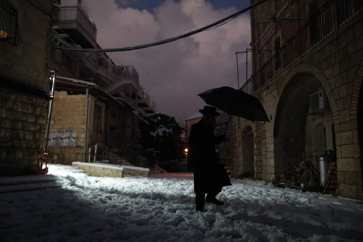 חגיגה ירושלמית • עיר הבירה נצבעה בלבן; הלימודים בוטלו