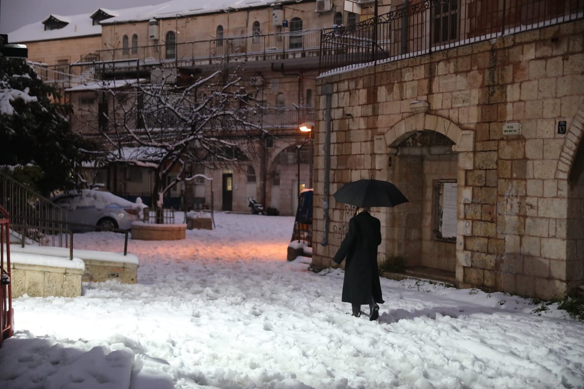 חגיגה ירושלמית • עיר הבירה נצבעה בלבן; הלימודים בוטלו