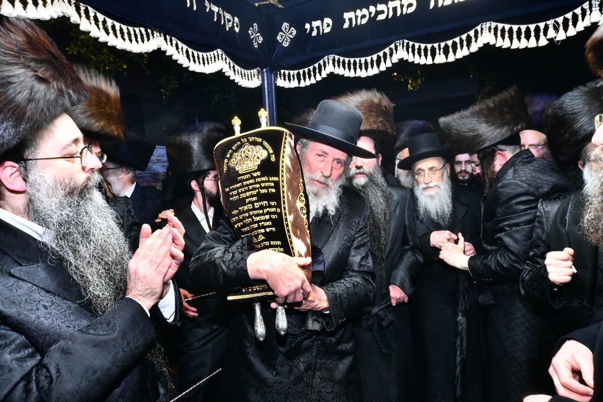 שנה לפטירת גאב"ד 'שבט הלוי': הוכנס ספר תורה