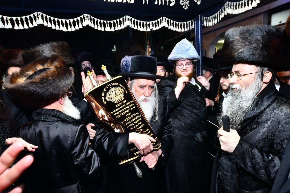 שנה לפטירת גאב"ד 'שבט הלוי': הוכנס ספר תורה