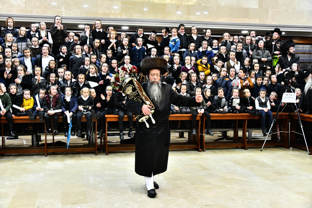 שנה לפטירת גאב"ד 'שבט הלוי': הוכנס ספר תורה