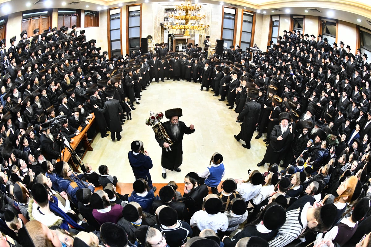 שנה לפטירת גאב"ד 'שבט הלוי': הוכנס ספר תורה