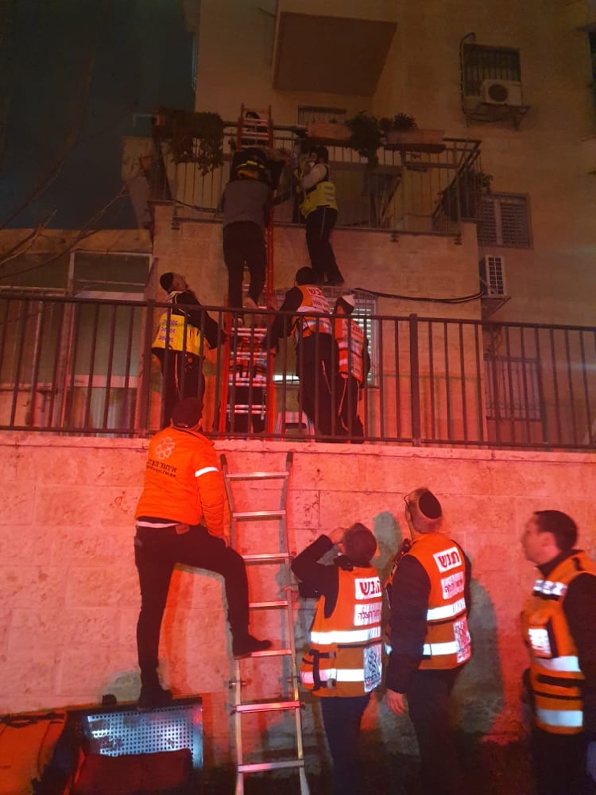 שריפה פרצה בבניין; "נגרם נזק כבד לרכוש"