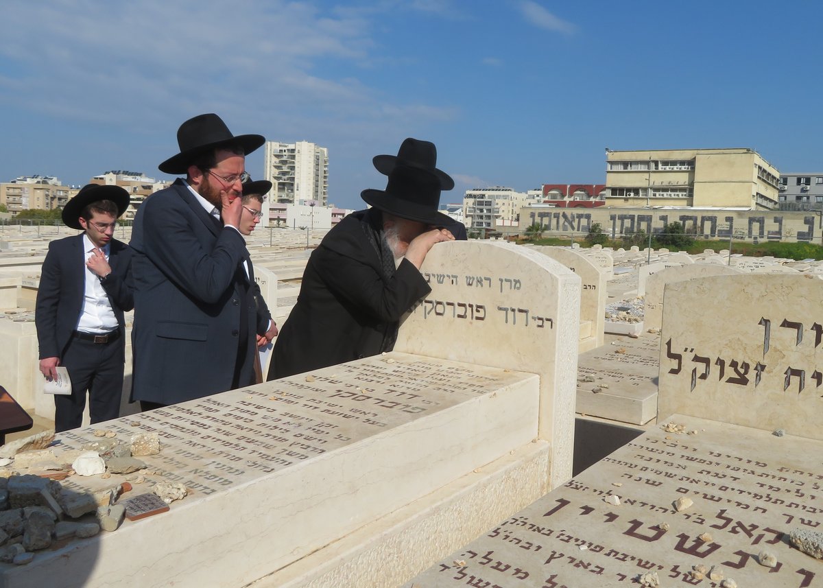 ראש הישיבה עבר לפני 'העמוד' ועלה לקבר