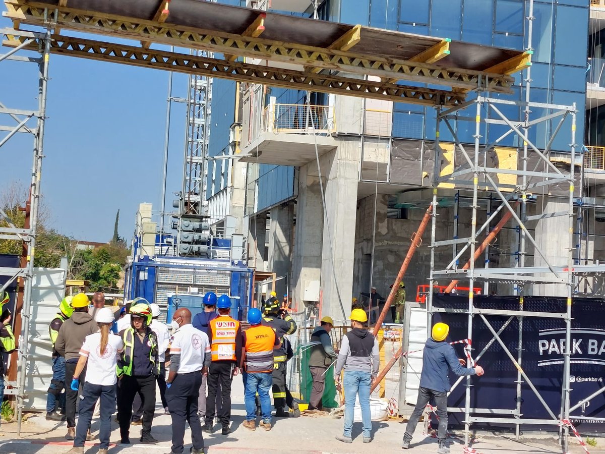 תל אביב: שני פועלים נפלו מגובה רב - נהרגו