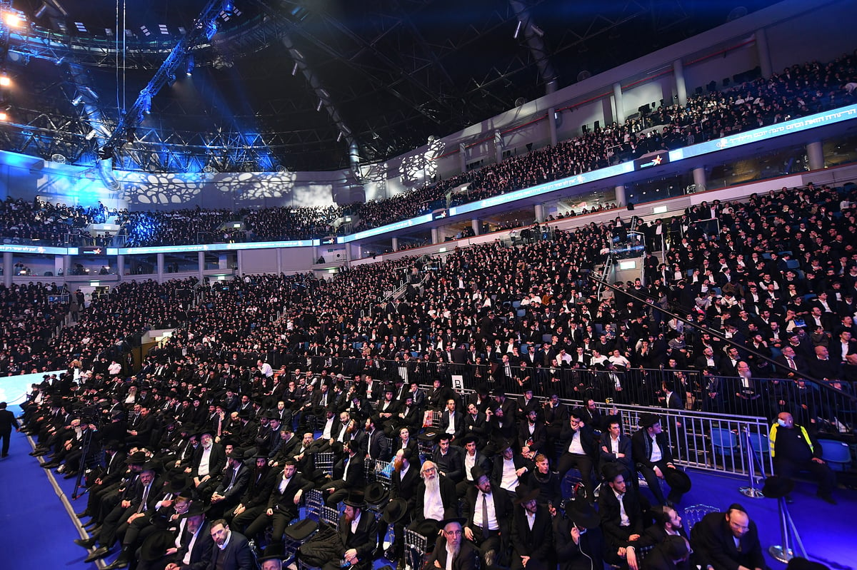 דרשו ה' ועוזו: רבבות חגגו את סיום 'הדף היומי בהלכה'; צפו