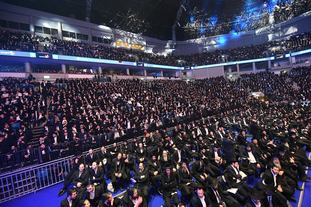 דרשו ה' ועוזו: רבבות חגגו את סיום 'הדף היומי בהלכה'; צפו