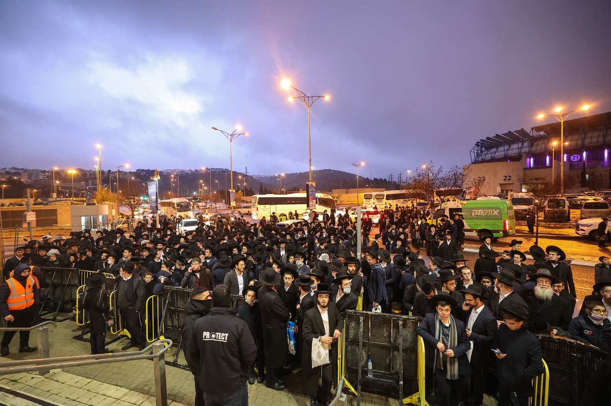 דרשו ה' ועוזו: רבבות חגגו את סיום 'הדף היומי בהלכה'; צפו