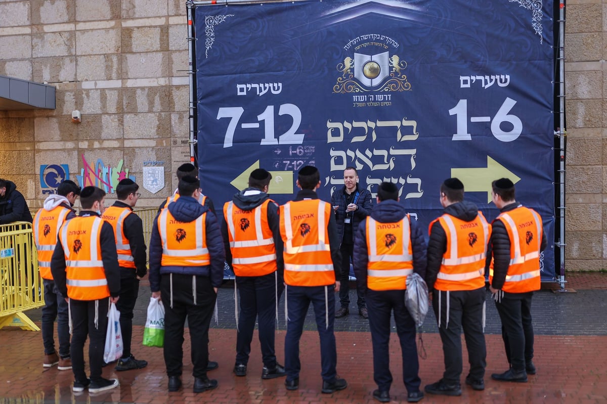 דרשו ה' ועוזו: רבבות חגגו את סיום 'הדף היומי בהלכה'; צפו