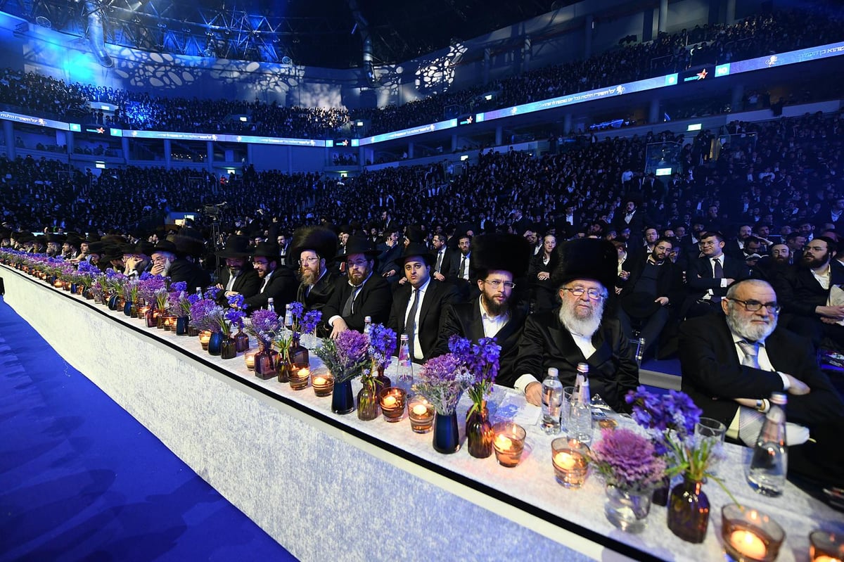 דרשו ה' ועוזו: רבבות חגגו את סיום 'הדף היומי בהלכה'; צפו