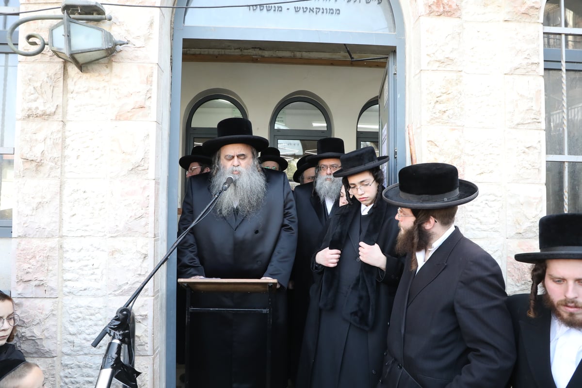 תיעוד: האדמו"ר מטשאקווא הובא למנוחות