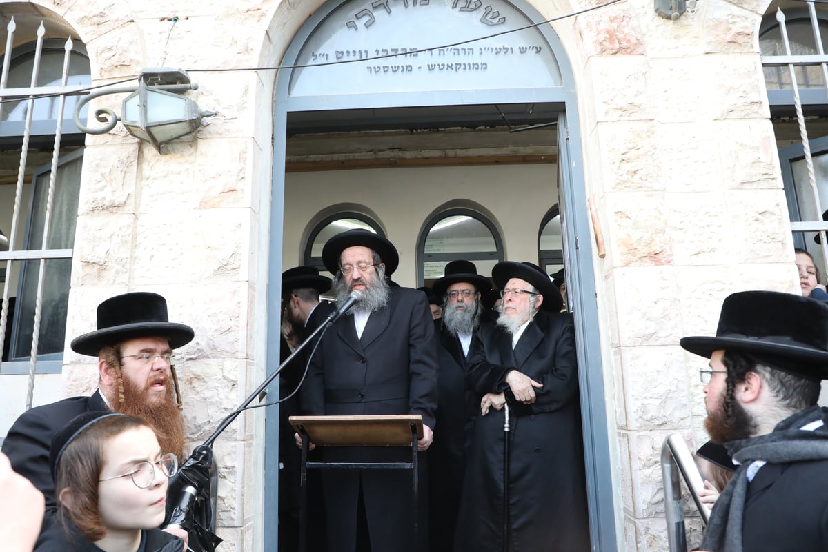 תיעוד: האדמו"ר מטשאקווא הובא למנוחות