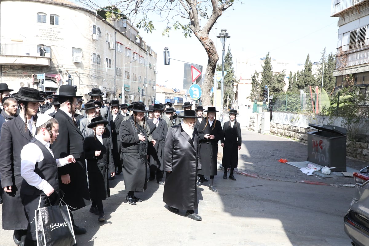 תיעוד: האדמו"ר מטשאקווא הובא למנוחות