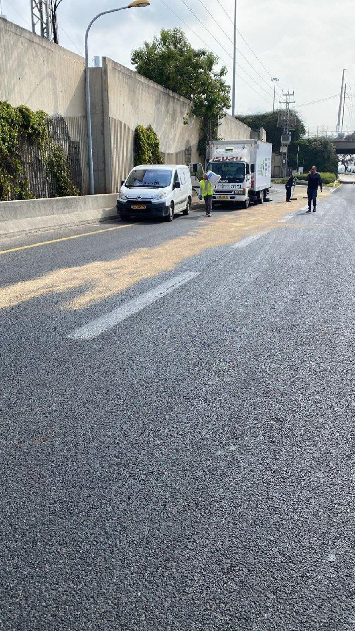 ב'איילון' צפון: חומר מסוכן דלף ממשאית