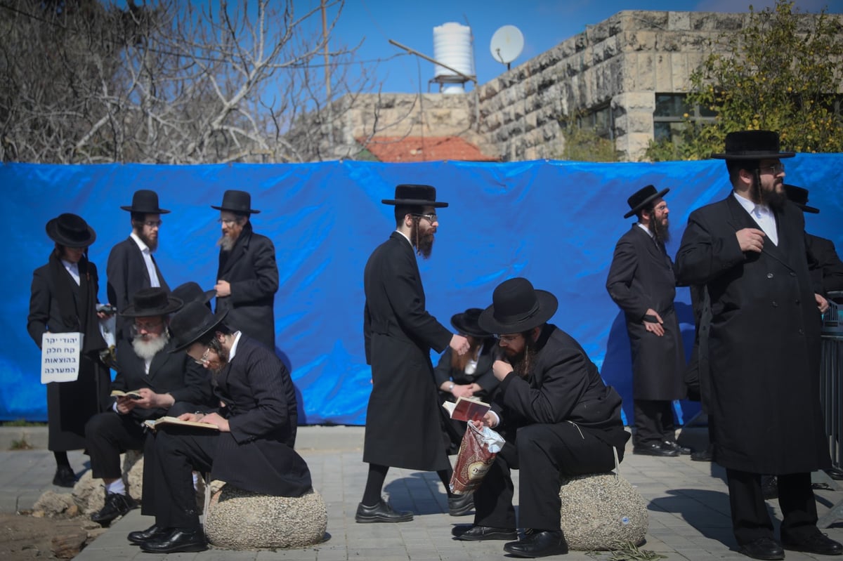 אנשי 'העדה החרדית' הפגינו מול משרד השיכון; צפו