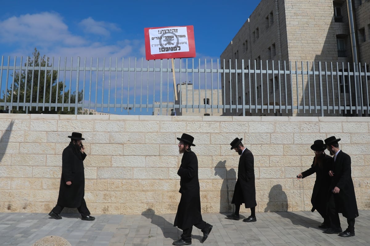 אנשי 'העדה החרדית' הפגינו מול משרד השיכון; צפו