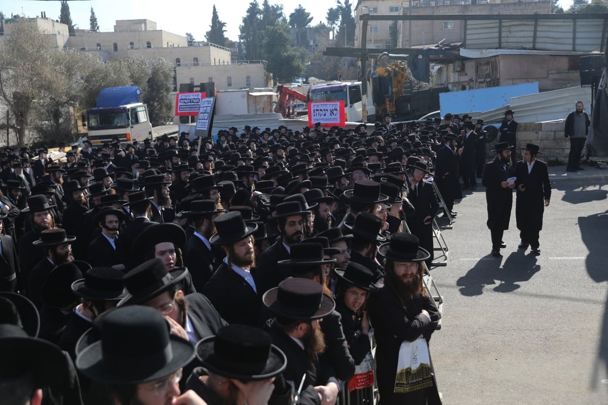 אנשי 'העדה החרדית' הפגינו מול משרד השיכון; צפו