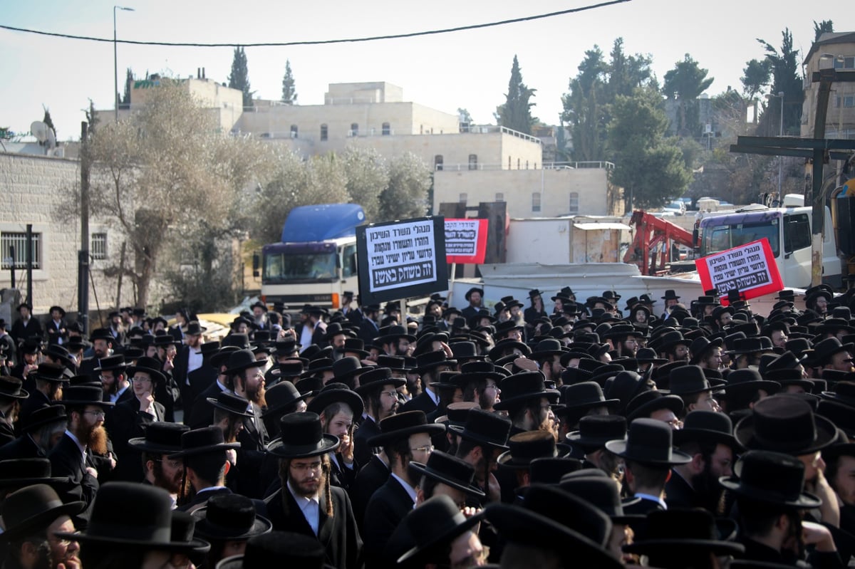 אנשי 'העדה החרדית' הפגינו מול משרד השיכון; צפו