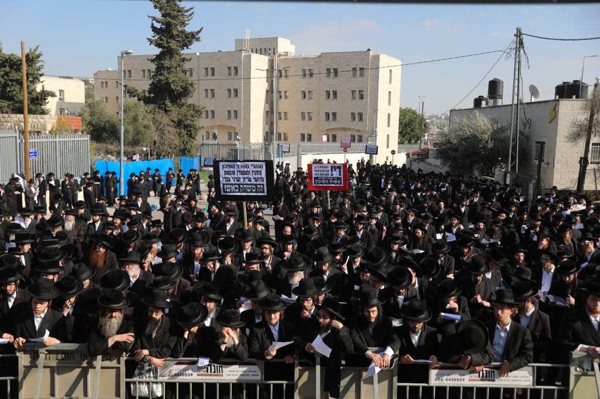 אנשי 'העדה החרדית' הפגינו מול משרד השיכון; צפו