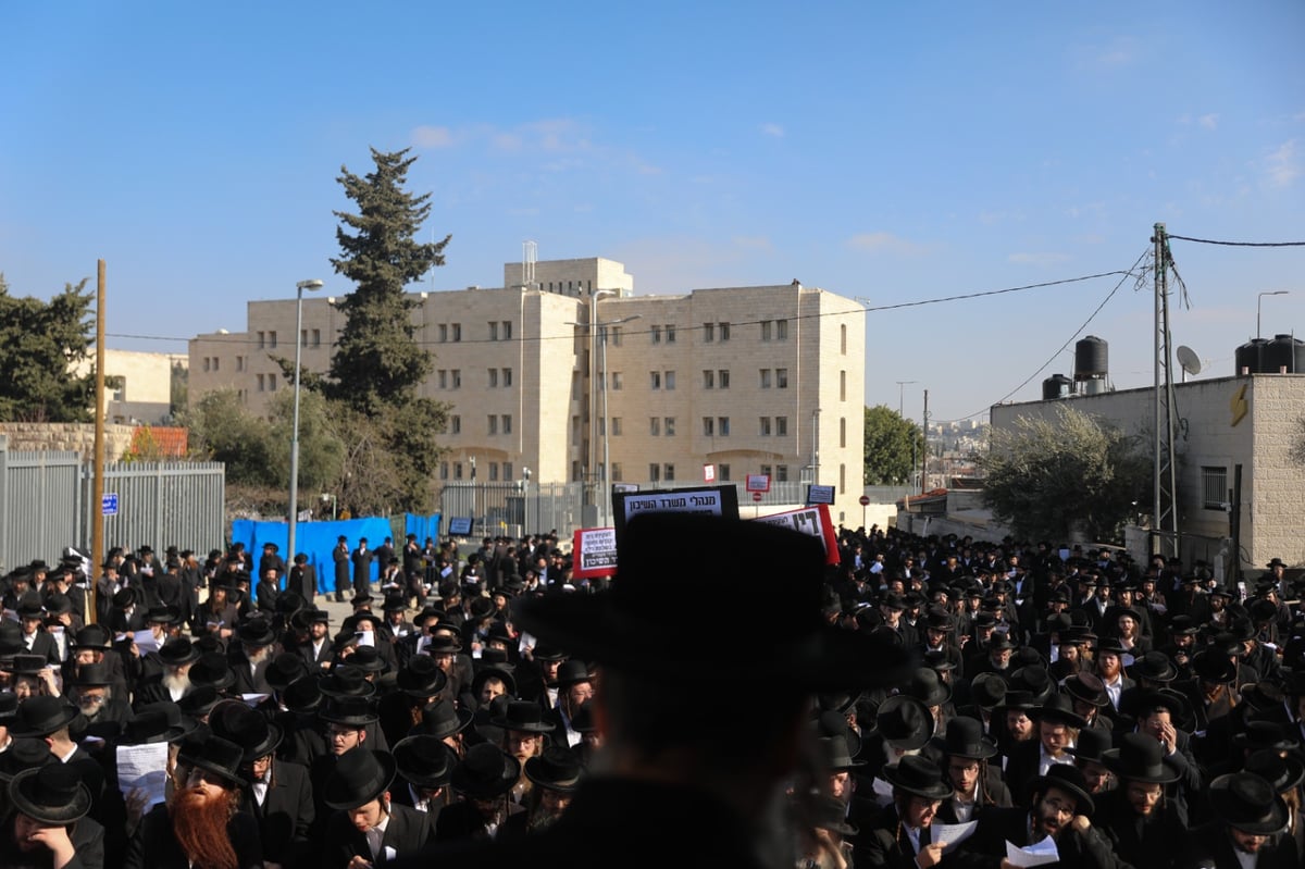 אנשי 'העדה החרדית' הפגינו מול משרד השיכון; צפו