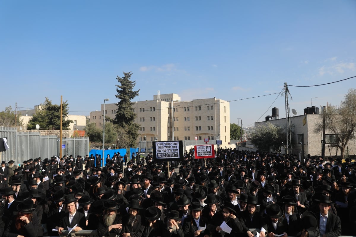 אנשי 'העדה החרדית' הפגינו מול משרד השיכון; צפו