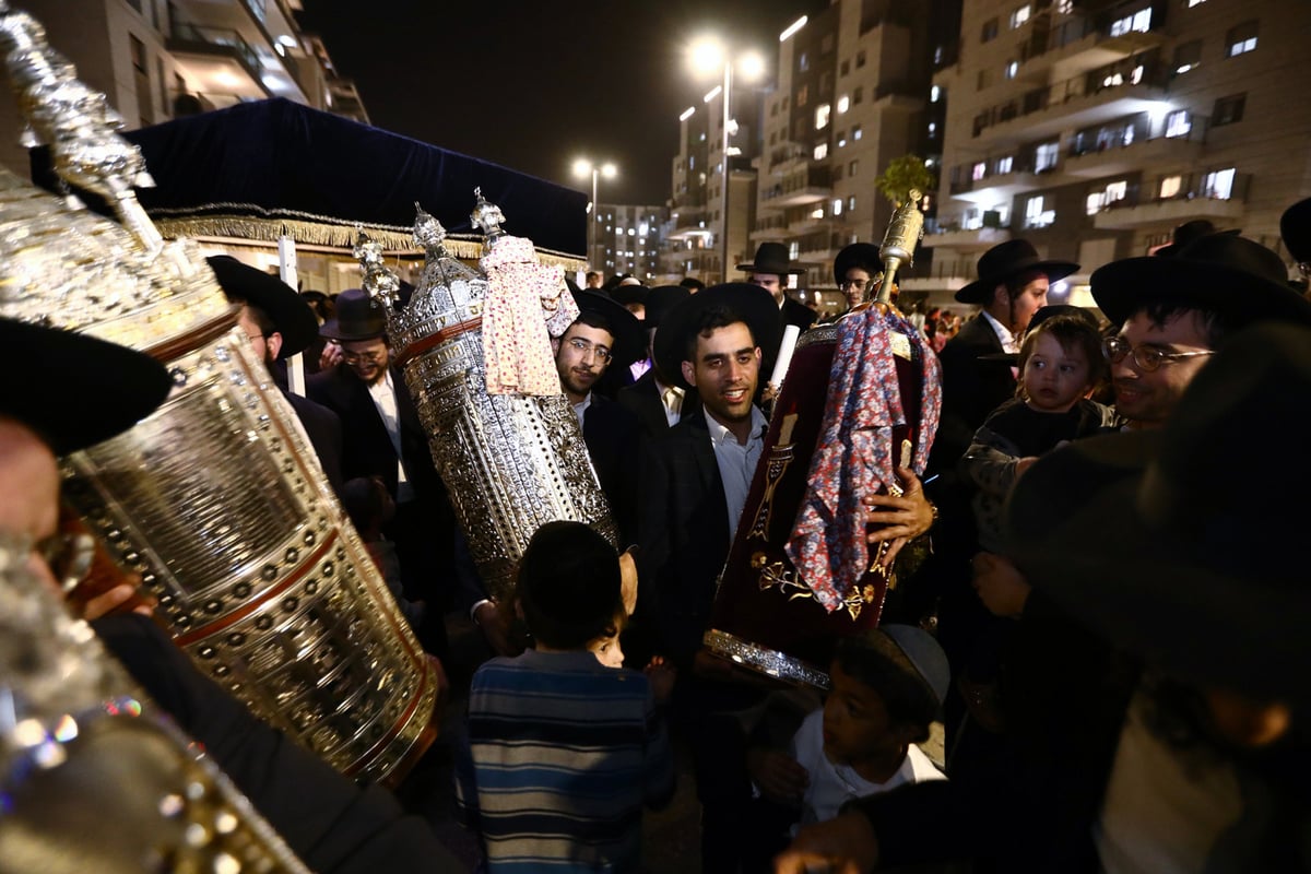 הקהילה התימנית חגגה הכנסת ספר תורה לבית כנסת חדש