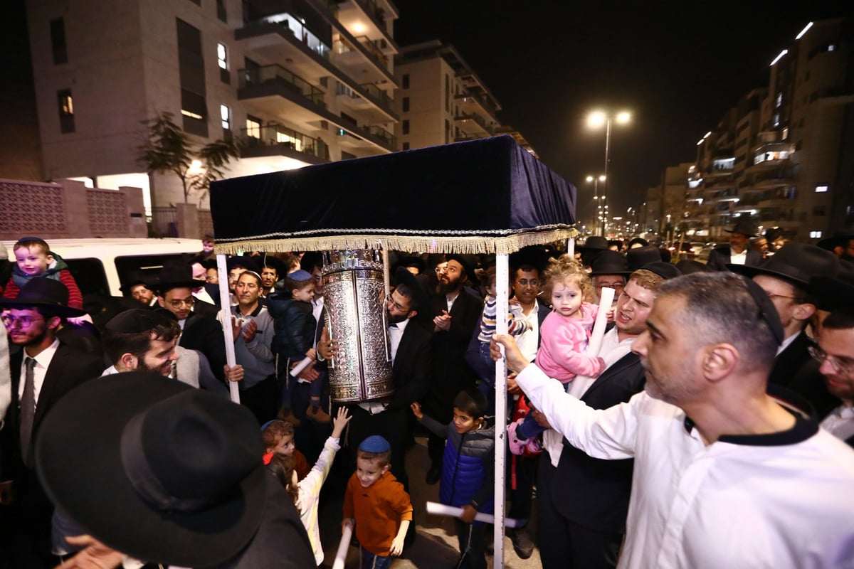 הקהילה התימנית חגגה הכנסת ספר תורה לבית כנסת חדש