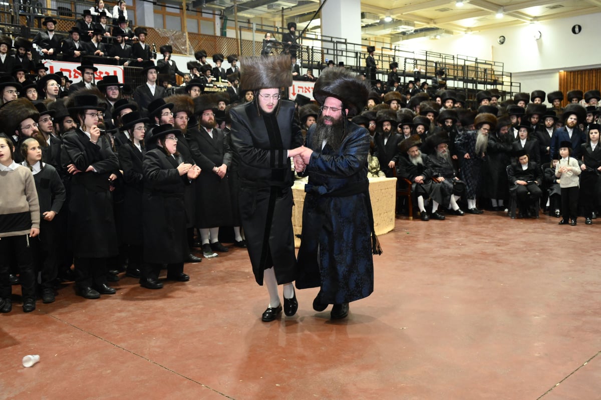 אלפי חסידי צאנז חגגו את נישואי נכדת האדמו"ר