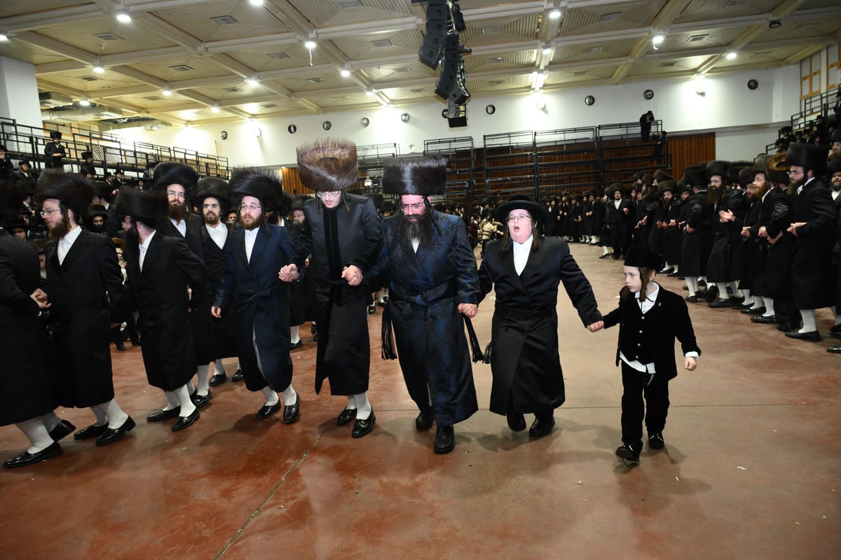 אלפי חסידי צאנז חגגו את נישואי נכדת האדמו"ר