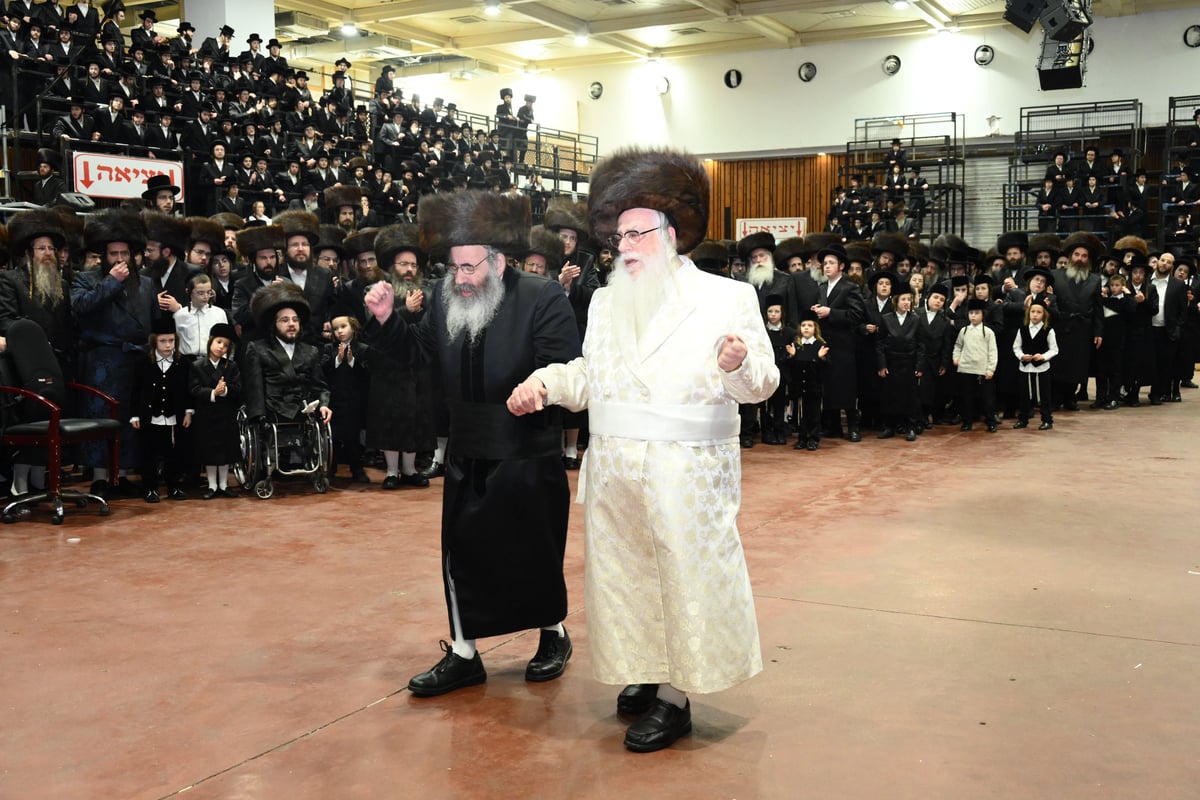 אלפי חסידי צאנז חגגו את נישואי נכדת האדמו"ר