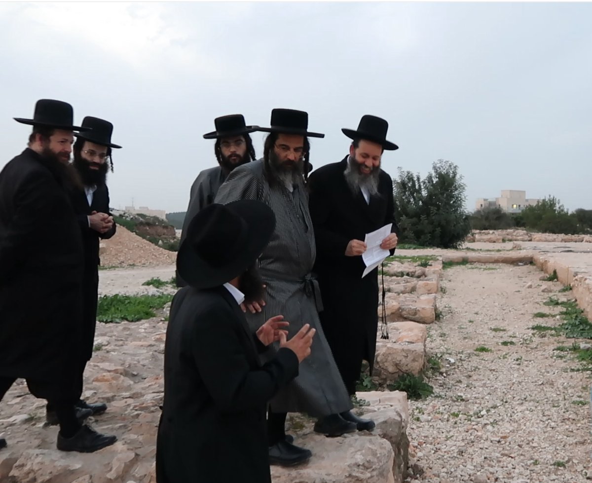 הגר"מ ברנדסדורפר בביקור בימים האחרונים ב'תל ירמות' חוקר ברגליו את החומות העתיקות לגבי סוגית פורים דמוקפים