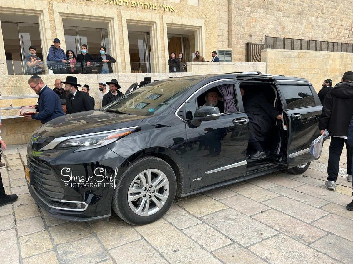 האדמו"ר מגור הגיע לכותל והתפלל על יהודי אוקראינה