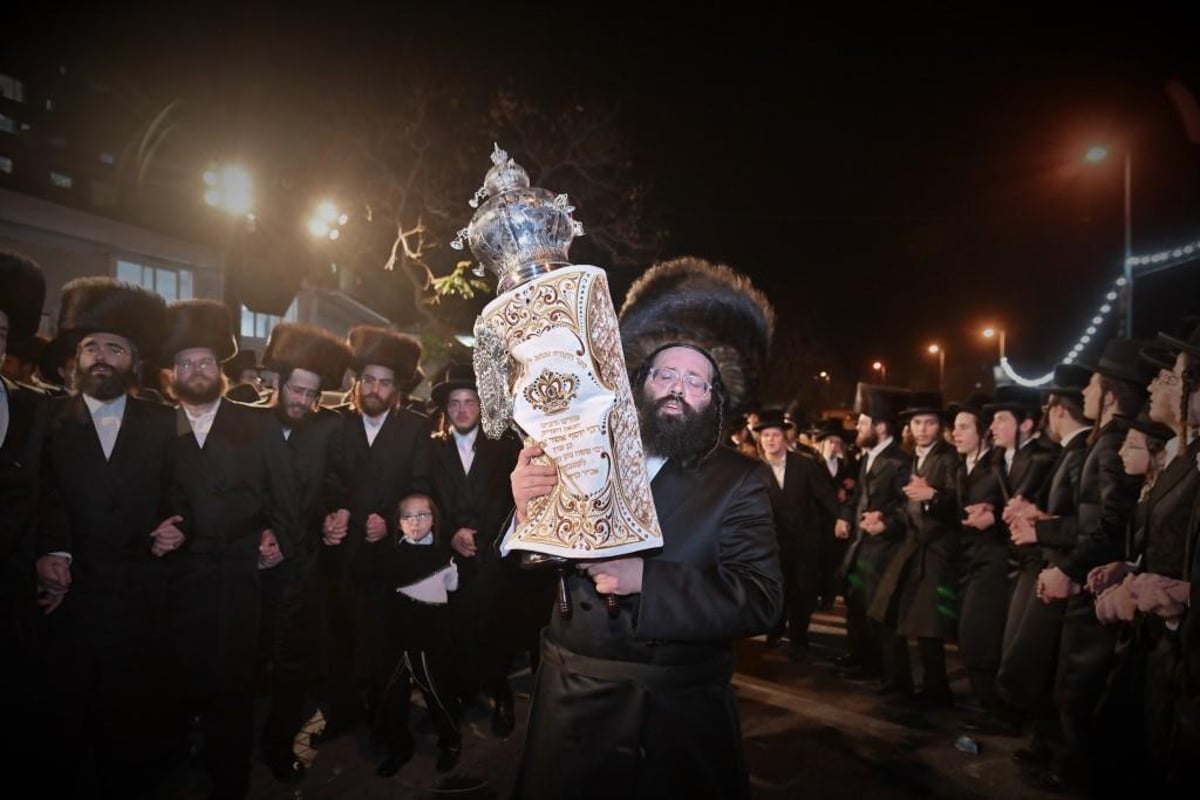 במאקווא באלעד הכניסו ספר תורה חדש