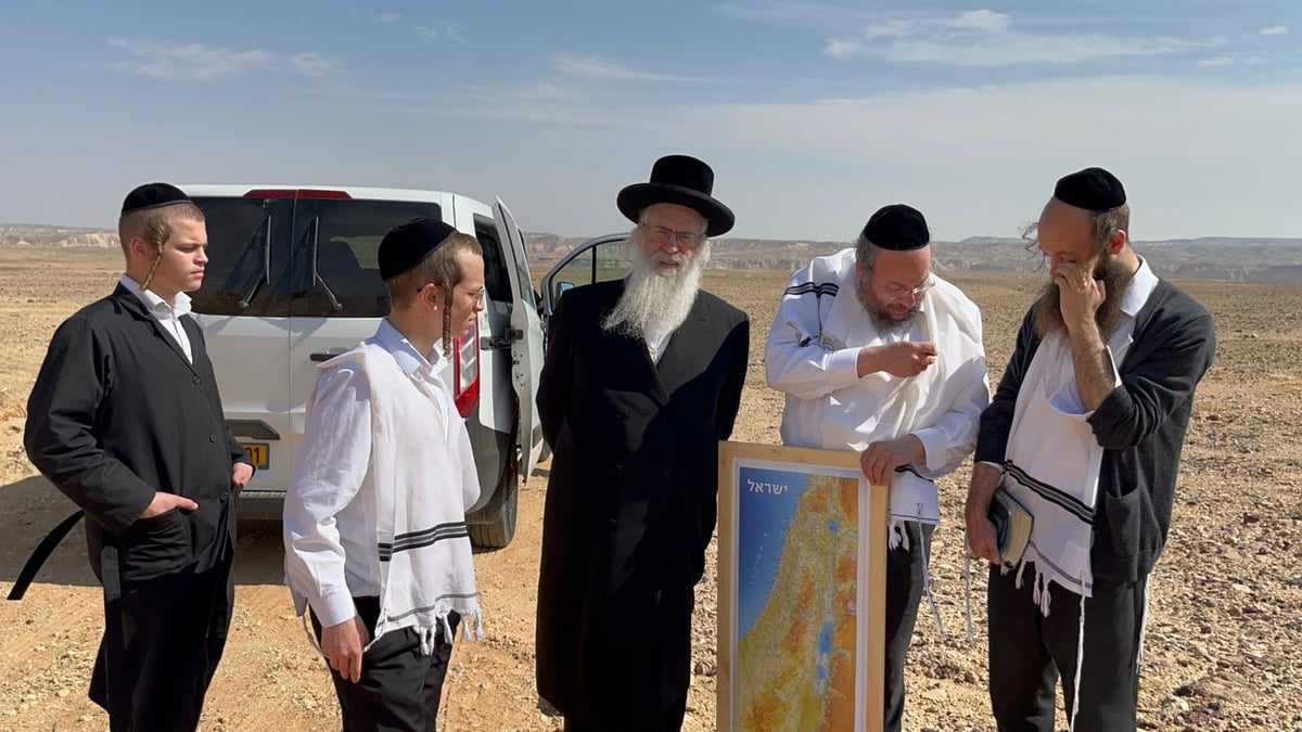 האדמו"ר מקומרנא בורו פארק בביקור בסלע הקדוש