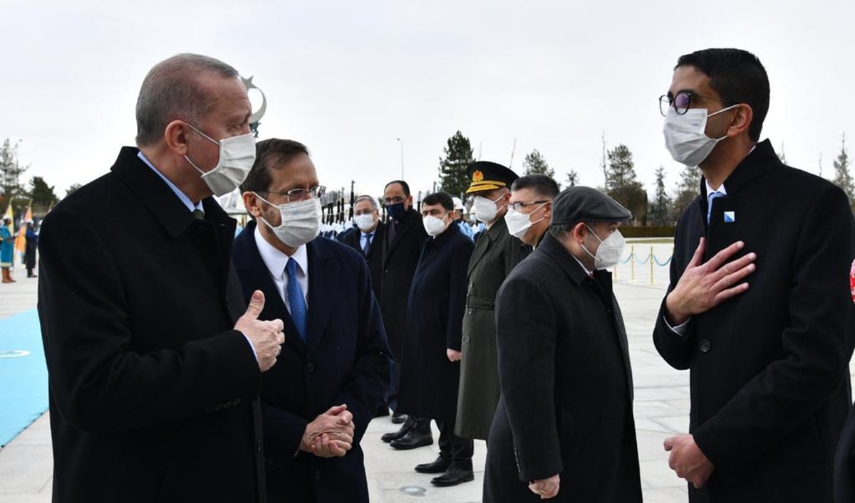 בארמון המלוכה: הנשיא יצחק הרצוג בקבלת פנים בטורקיה