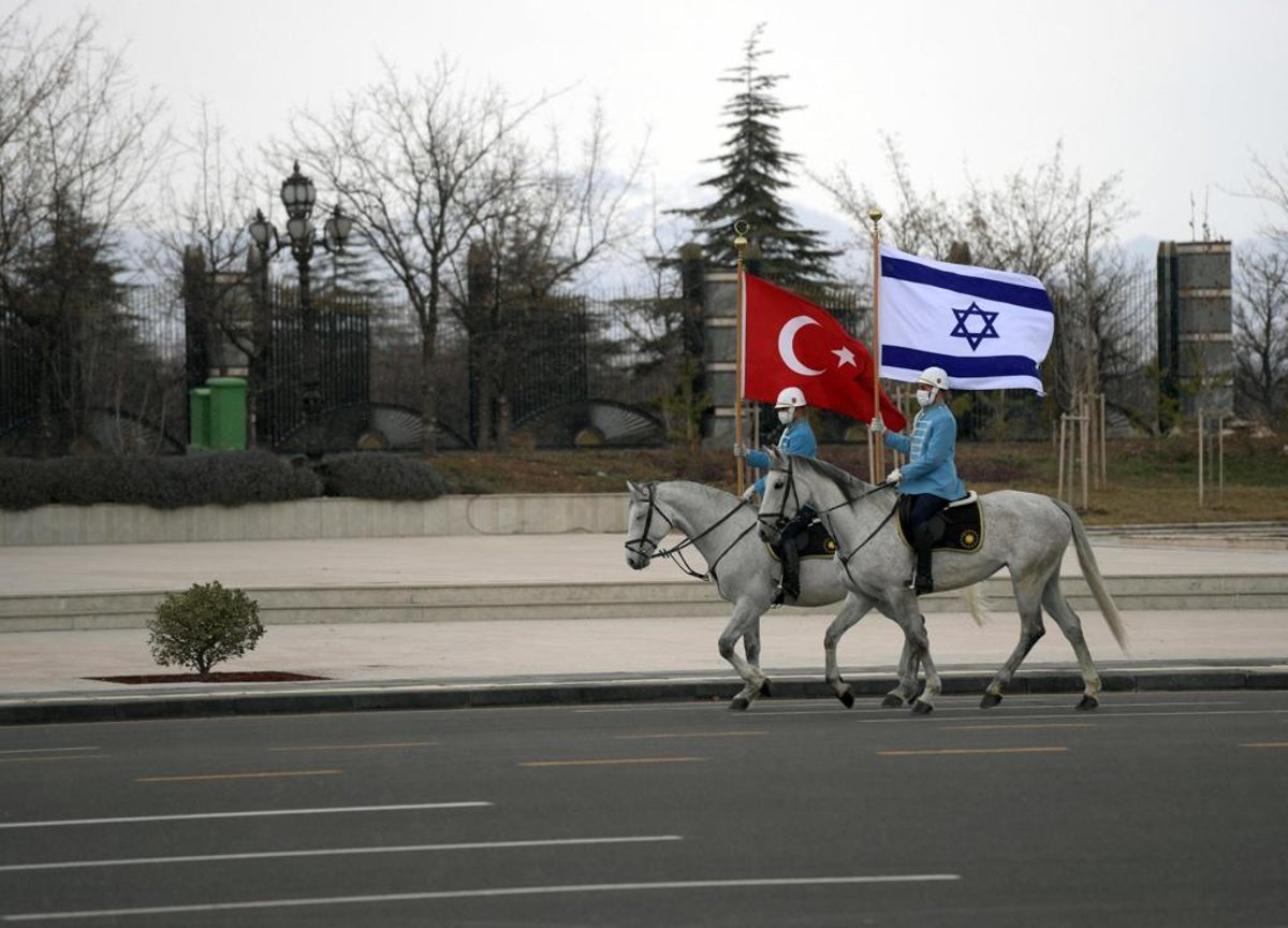 בארמון המלוכה: הנשיא יצחק הרצוג בקבלת פנים בטורקיה