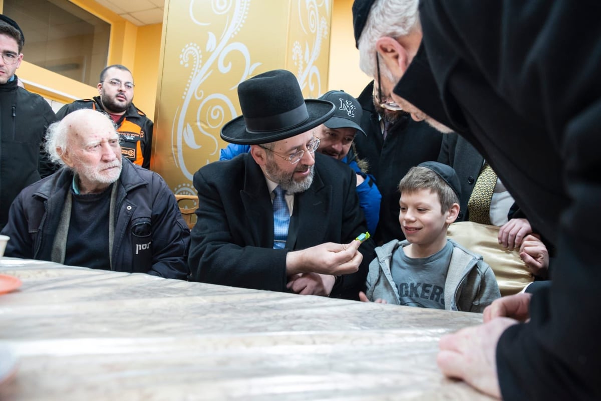 הרב הראשי הגיע לבקר את הפליטים מאוקראינה