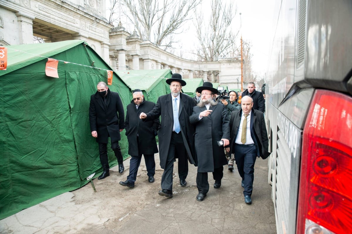 הרב הראשי הגיע לבקר את הפליטים מאוקראינה