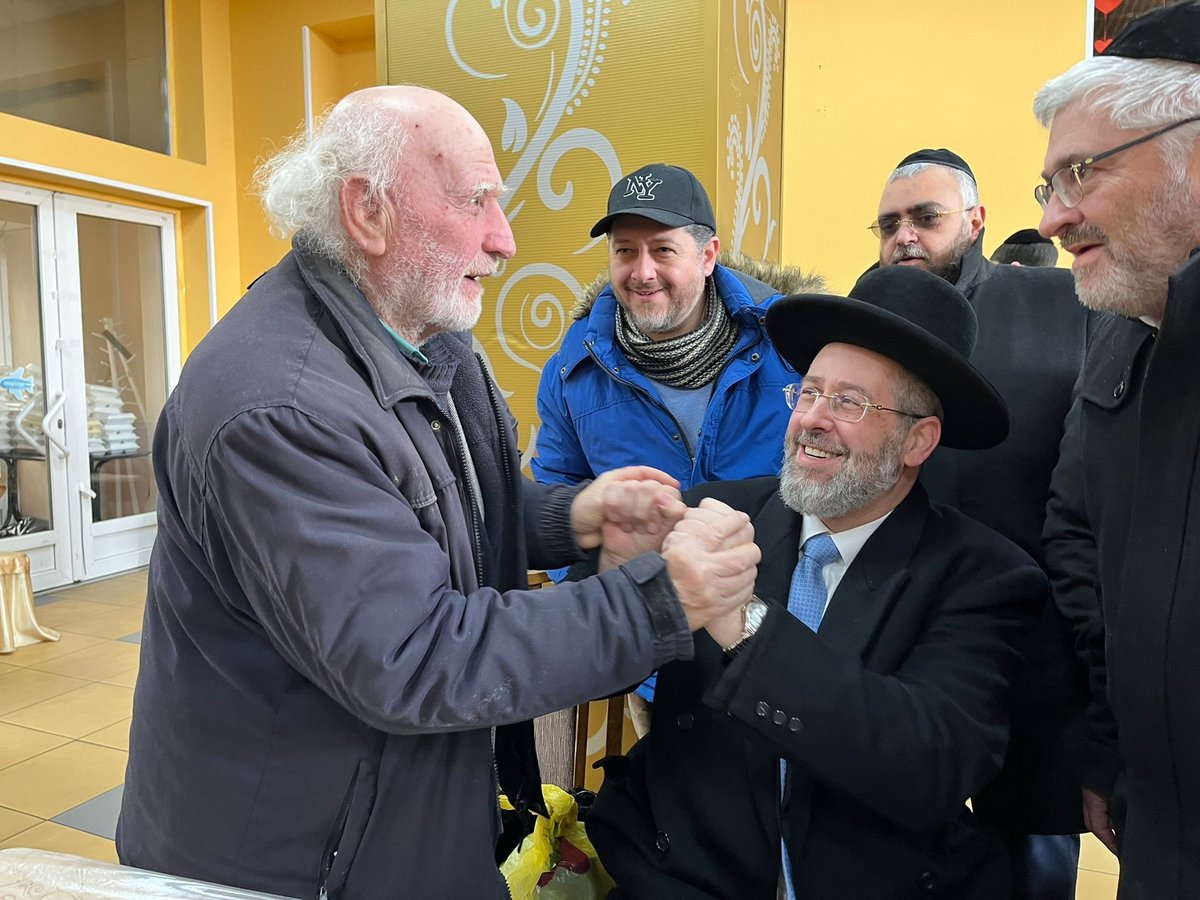 הרב הראשי הגיע לבקר את הפליטים מאוקראינה