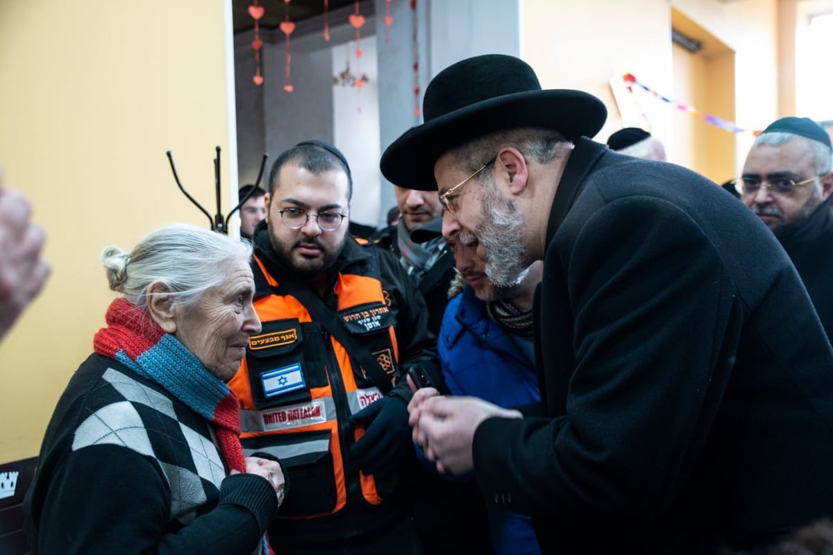 הרב הראשי הגיע לבקר את הפליטים מאוקראינה